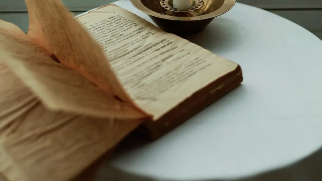 Otvorena knjiga uz svijeću