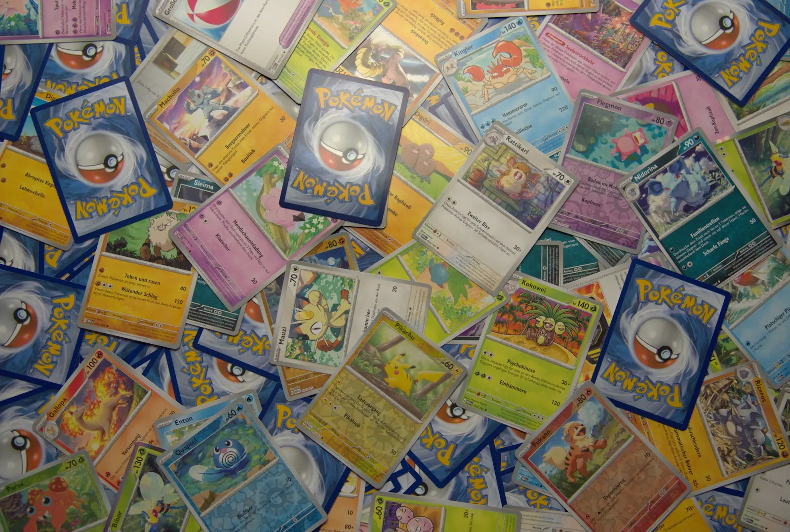 Pokémon TCG karte na stolu