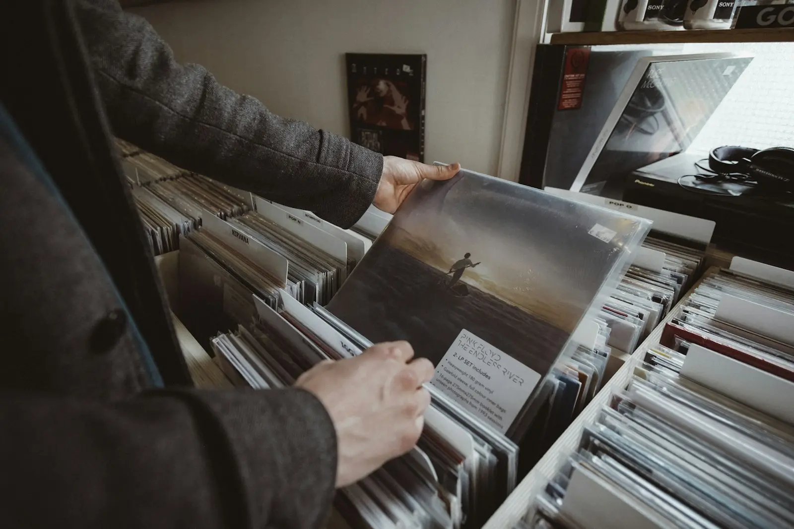 Osoba drži vinilnu ploču u trgovini