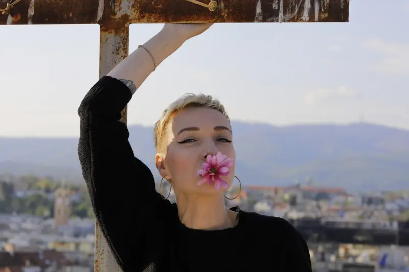 Remi s cvijetom ispred lica na promotivnoj fotografiji albuma Gola