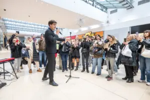 Bruno Rački raspjevao Menart knjižaru uz novi album „Da mi je još jednom”